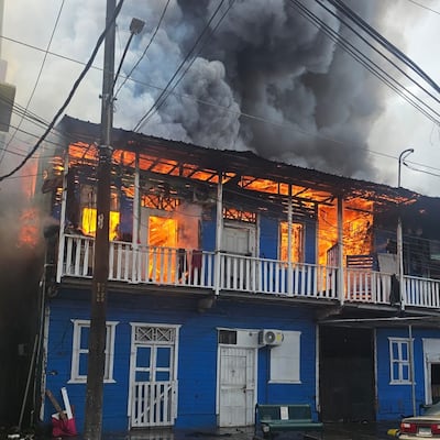 Fuego devora caserón en Calidonia: bomberos llegan para frenar la emergencia