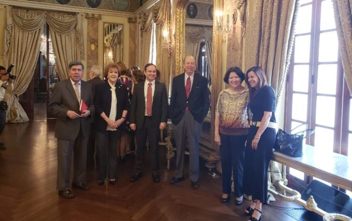 Escritor panameño Guillermo Sánchez Borbón es condecorado