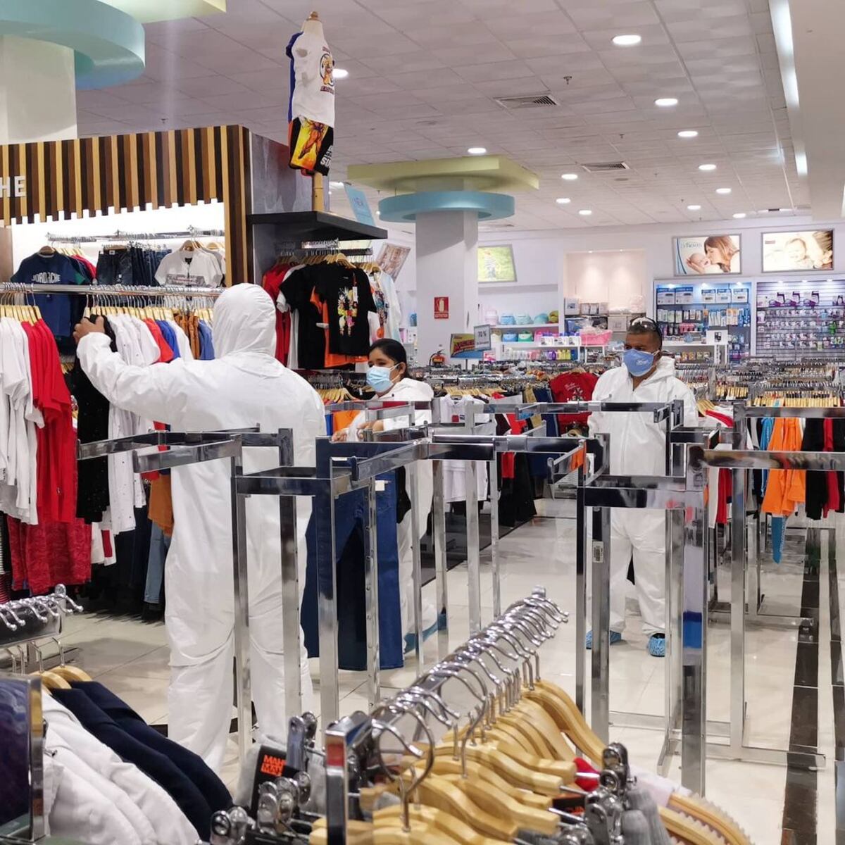 Cierran Stevens de Metromall para nebulizarlo por covid. Detectaron varios casos