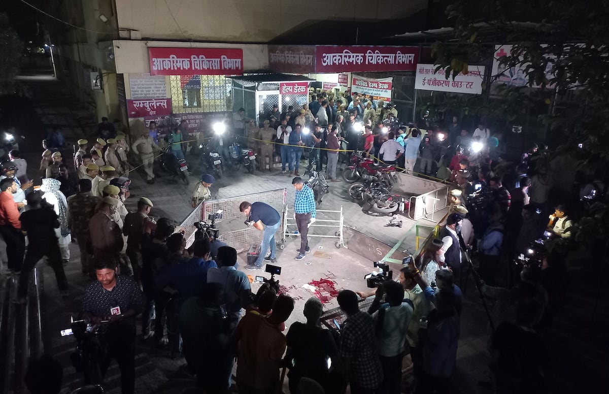 Asesinan a tiros y frente a las cámaras a un conocido expolítico en la India. Estaba acusado de asesinato