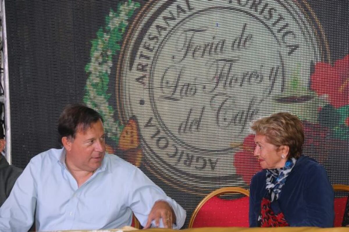 Captan a Varela y Mireya Moscoso echando un cuento bueno