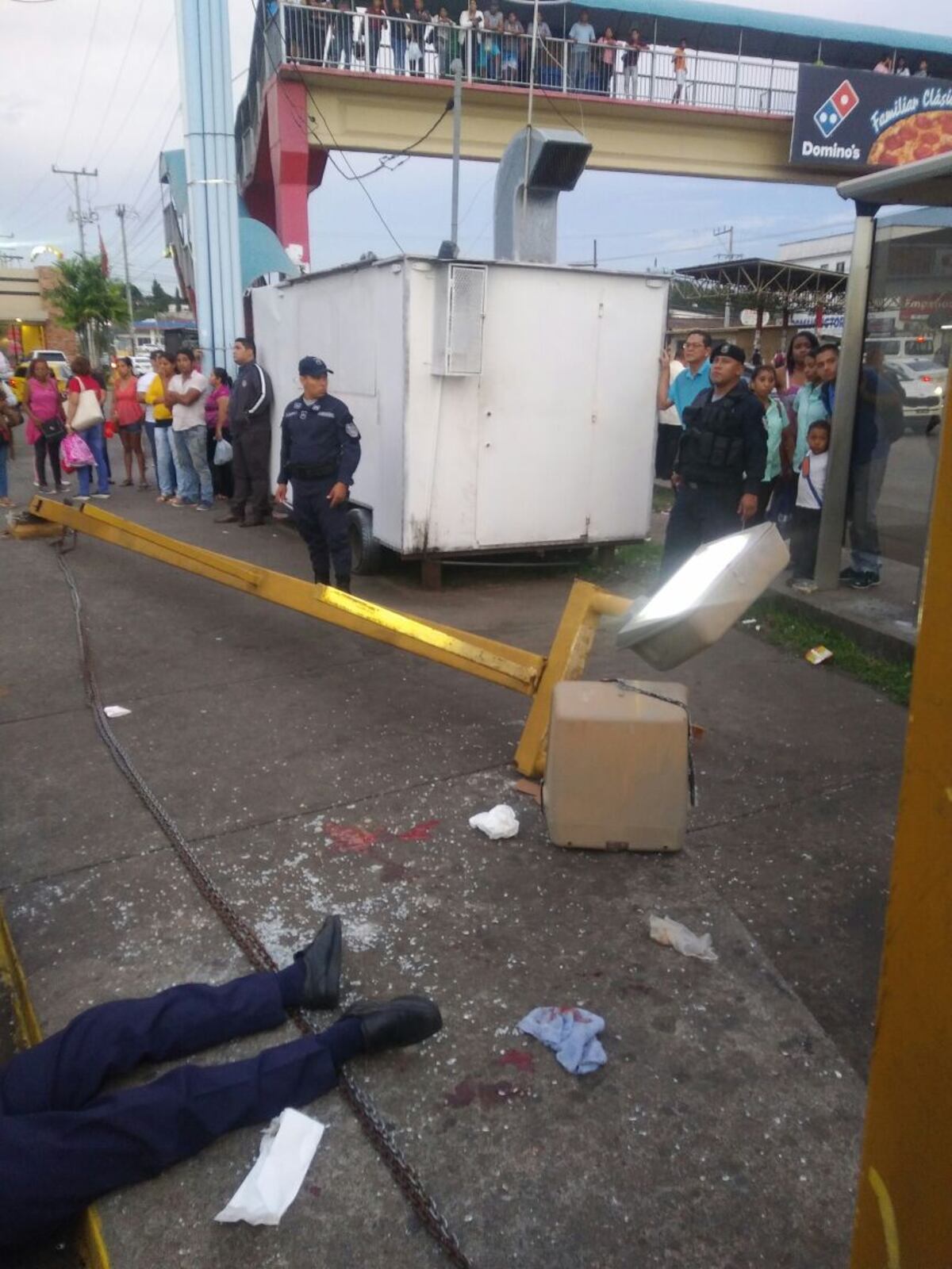 VIDEO| Tres estudiantes heridos por la caída de un poste del tendido eléctrico 