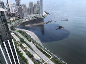 MiAmbiente investigan mancha oscura en la Bahía de Panamá
