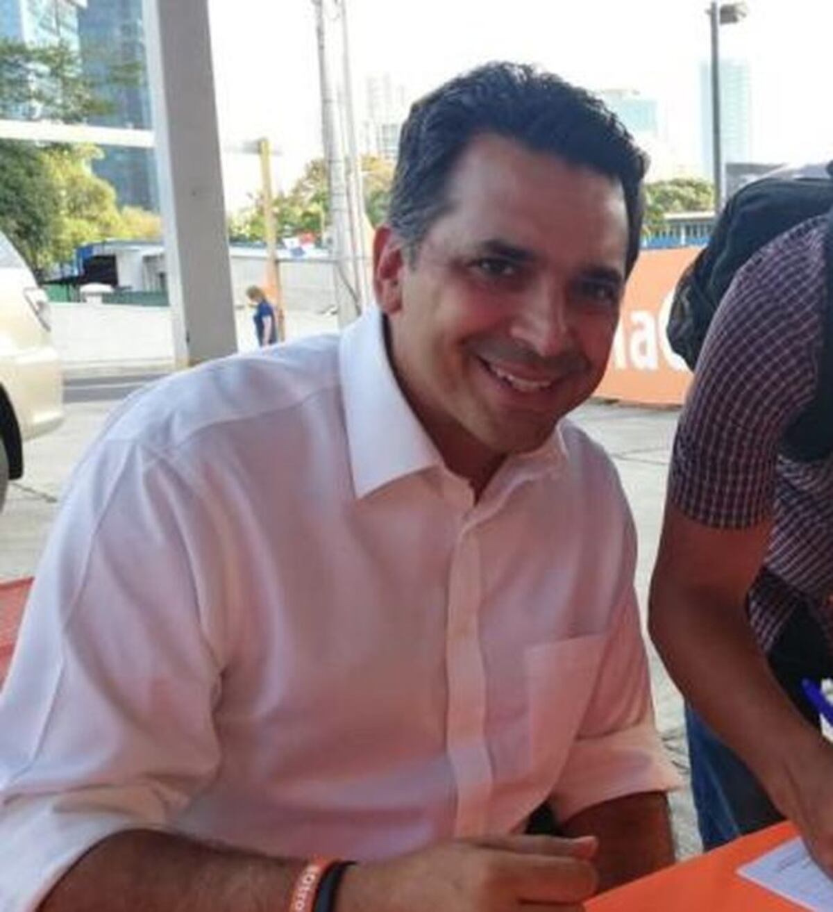 Ricardo Lombana se pasa a Dimitri Flores en firmas. Va por la libre postulación