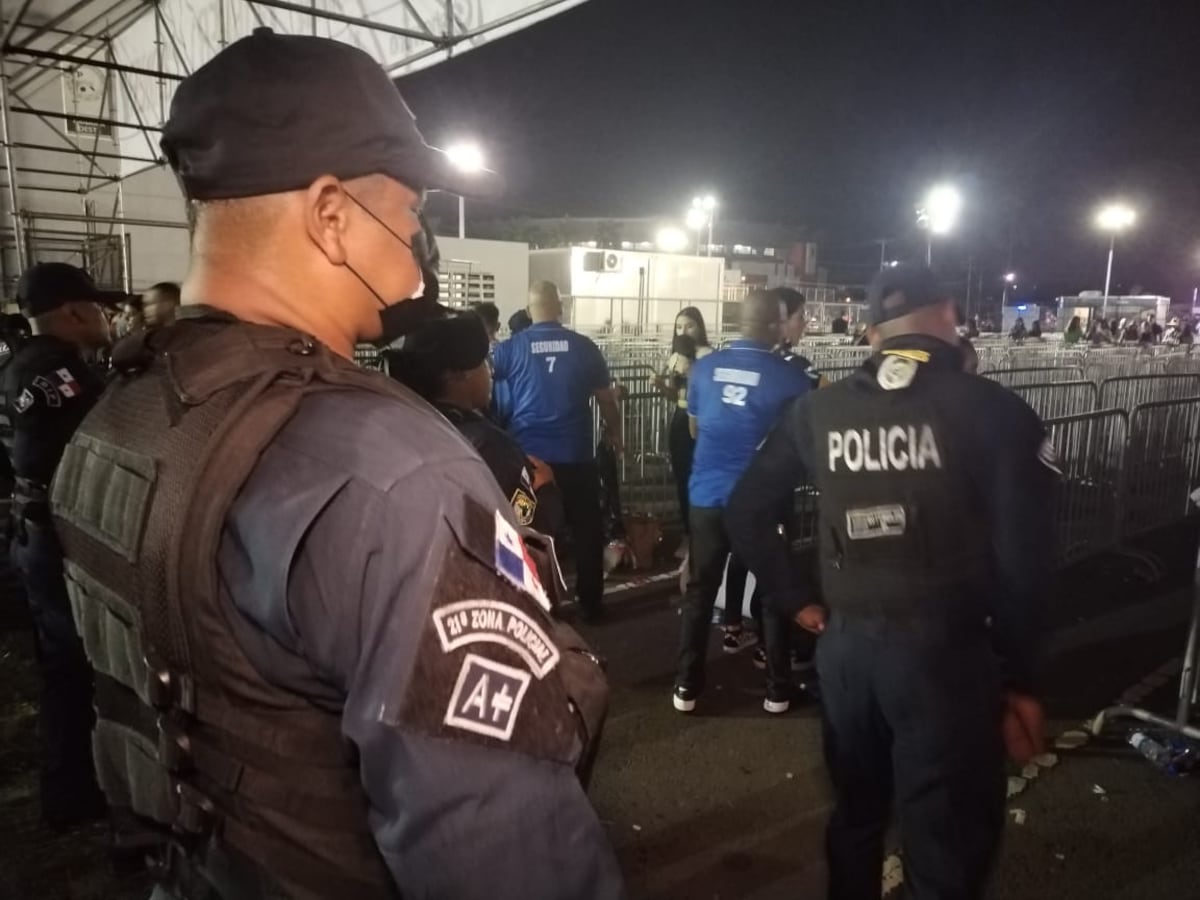 Decomisan objetos prohibidos en la entrada al Rommel previo al concierto de Bad Bunny. Video