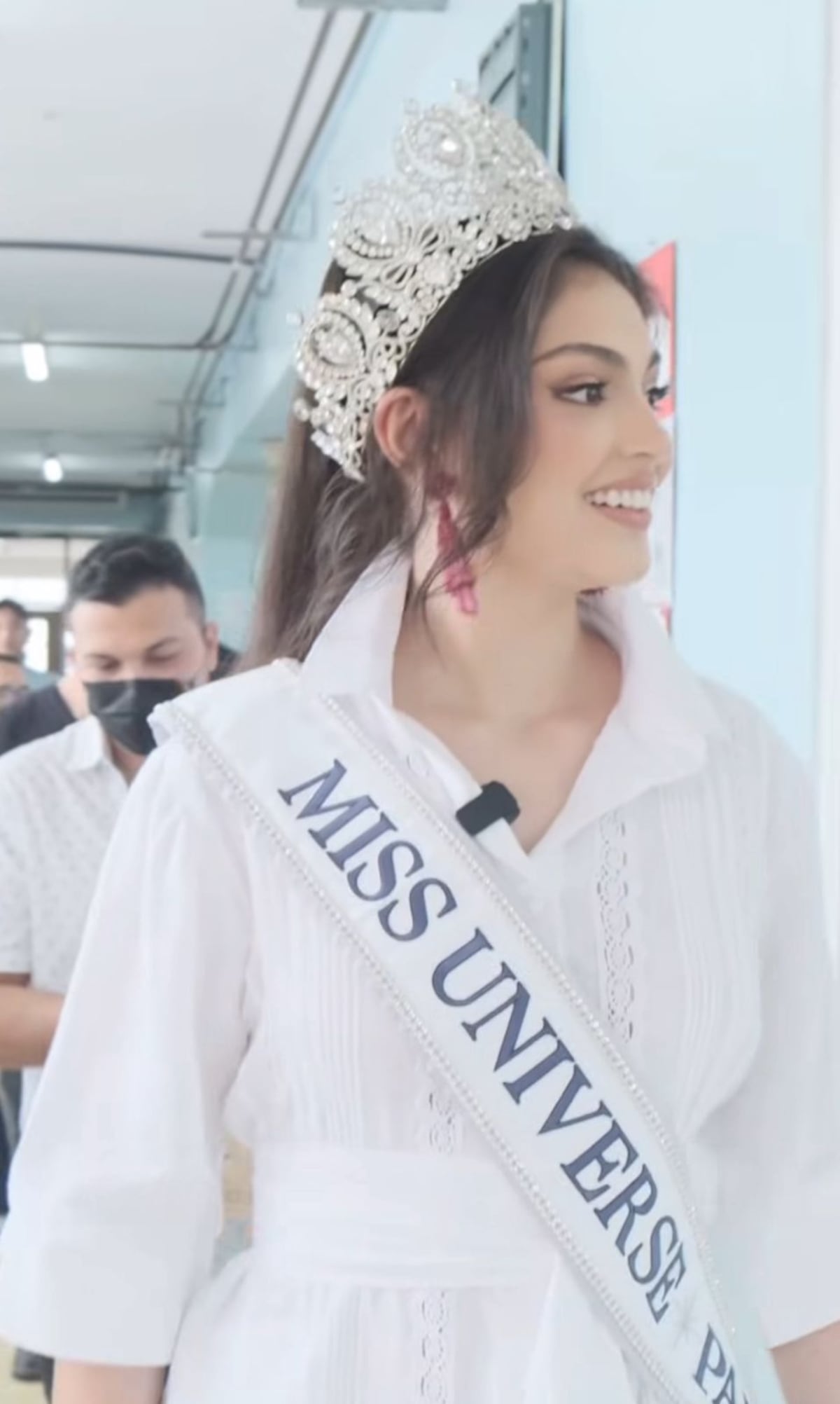 Miss Panamá se quitó la corona para dársela a las niñas del hospital 