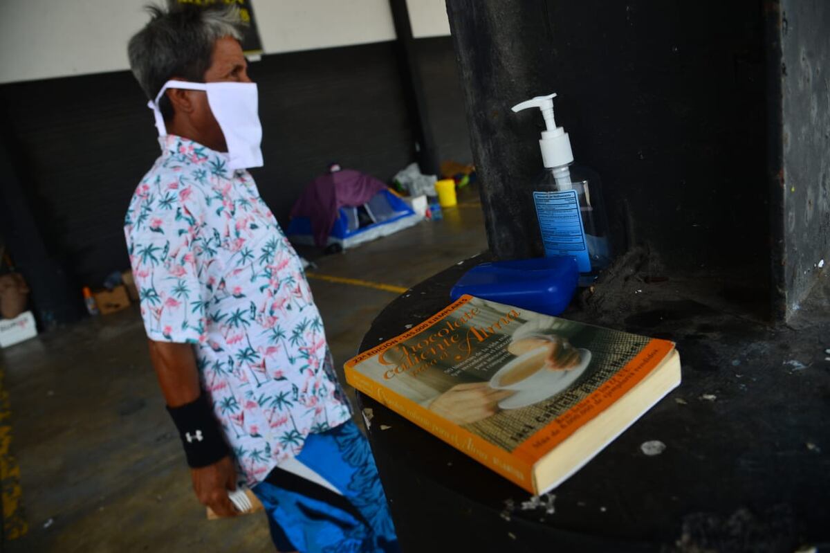 Donde antes vendían carros de lujo, ahora pasan la cuarentena en carpas