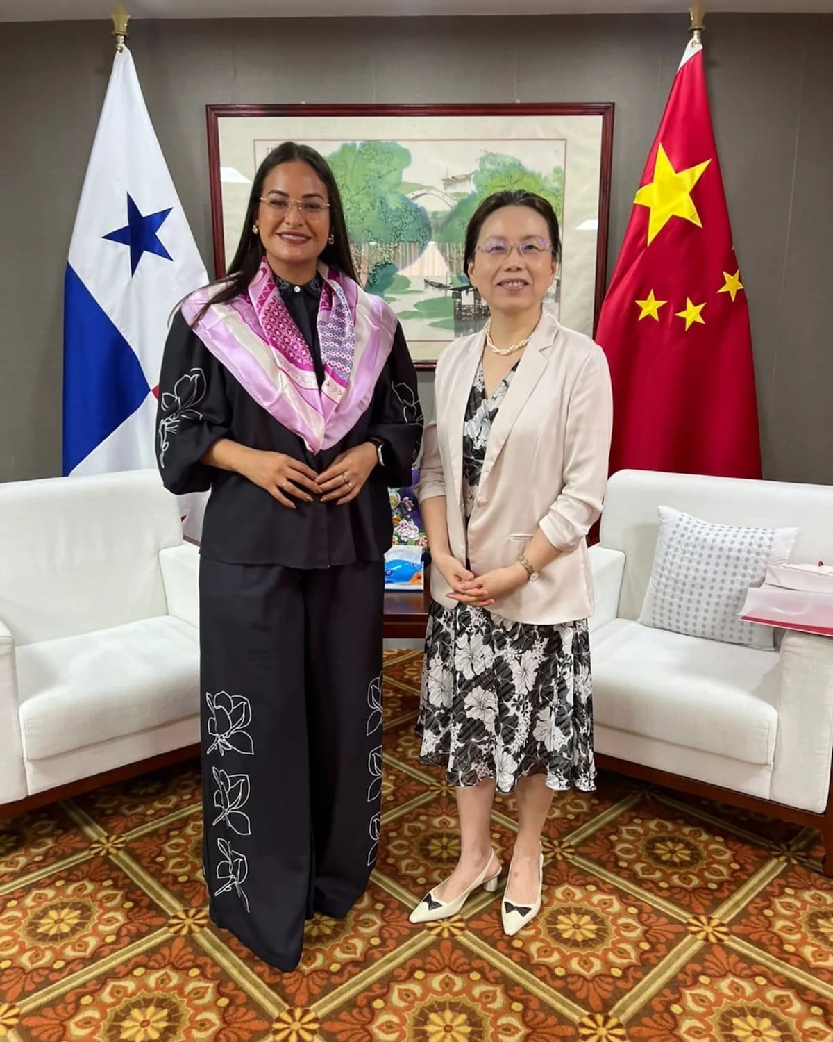 Cae el monumento chino y estalla la polémica: Mulino pide respuestas y exministro exige renuncia de Stefany Peñalba