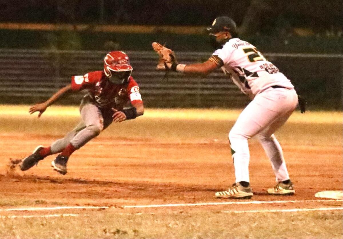 Vaqueros apagan a la Leña Roja