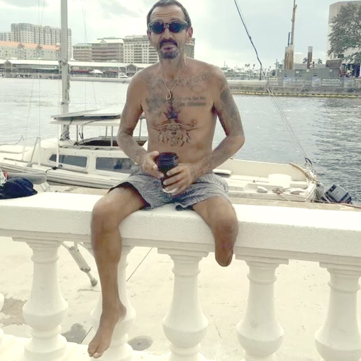 Teniente Dan desafía al huracán Milton mientras recauda fondos en Tampa