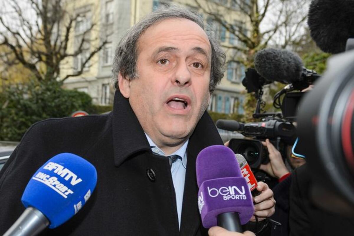Comité de FIFA quiere que Platini devuelva pagos