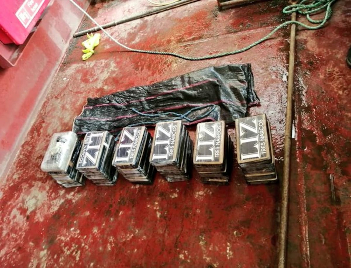 Incautan droga en buque mercante anclado en puerto del Pacífico