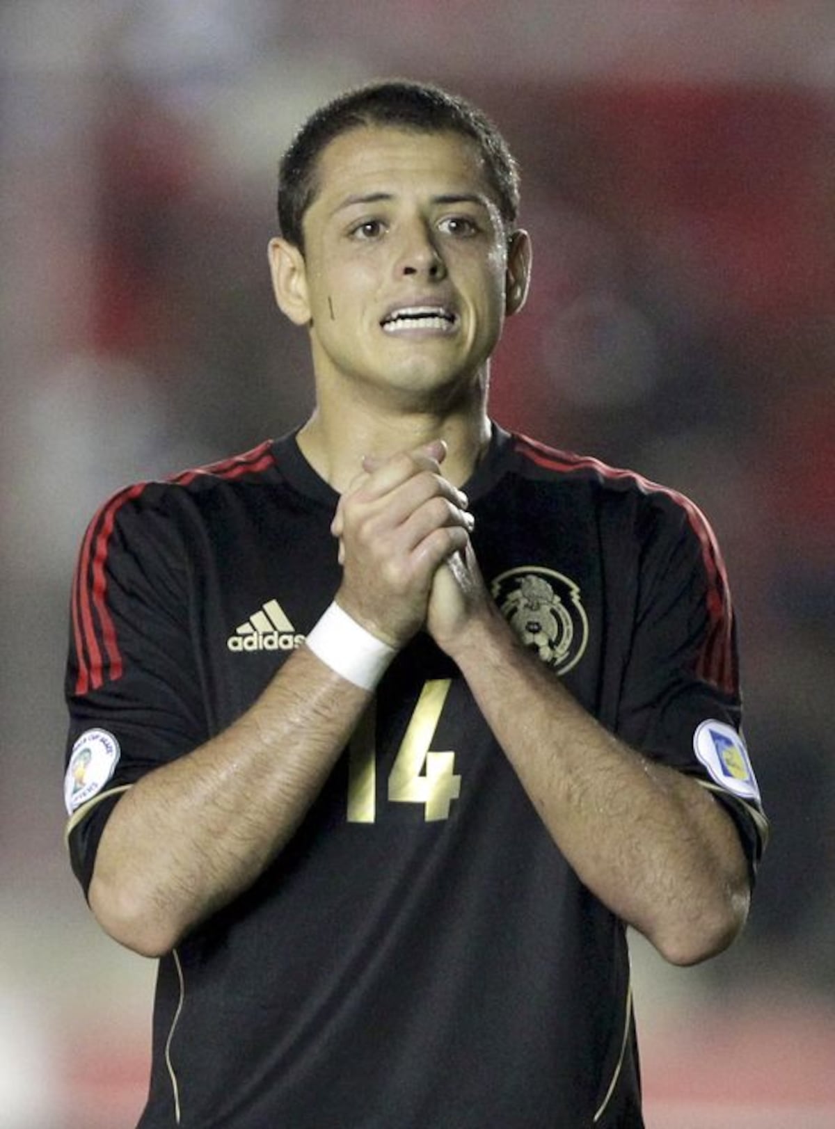 ¡Qué confianza! El delantero mexicano 'Chicharito' se ve alzando la Copa Mundial