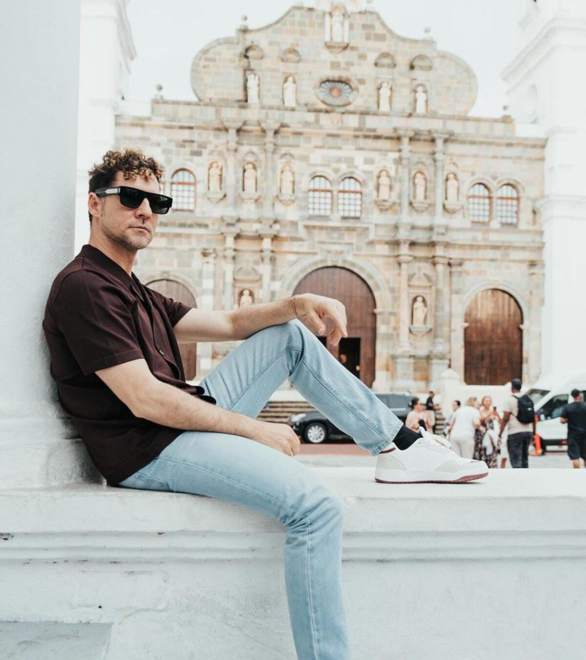David Bisbal se da su baño de pueblo en el Casco Viejo antes de su esperado concierto: ‘me compré un raspao’