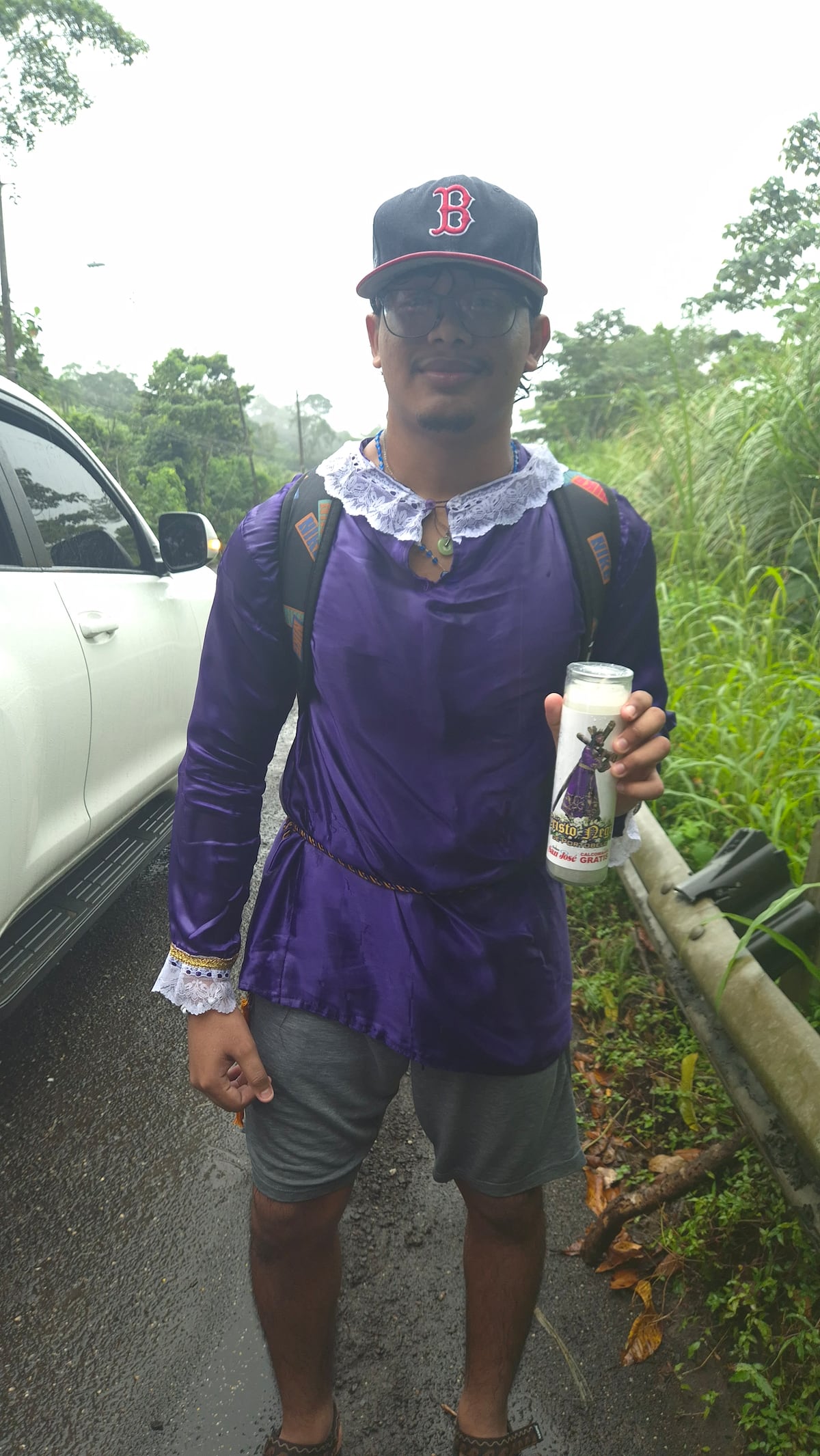 Entre lluvia y promesas: dos devotos que no fallan al Nazareno