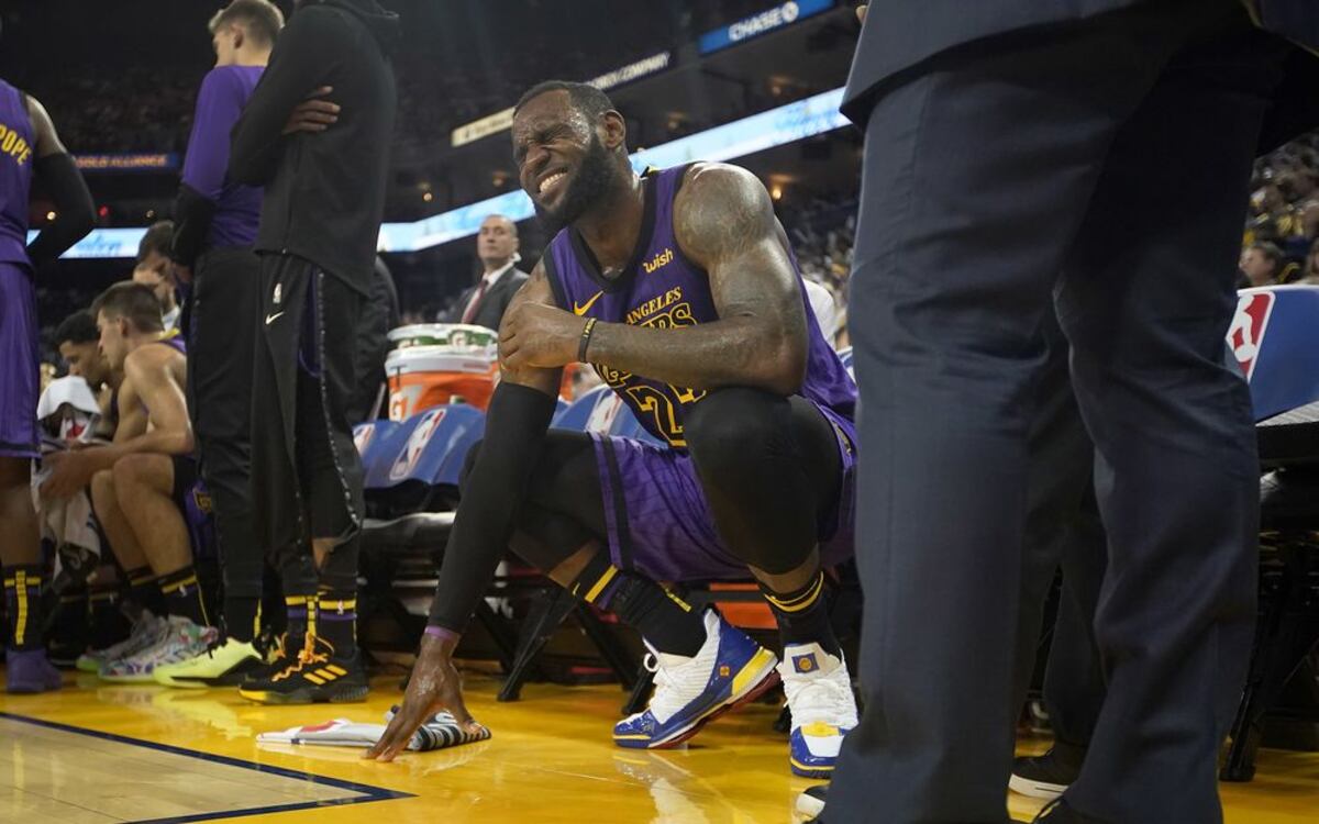 Lakers confirman la lesión de LeBron; este jueves no jugará