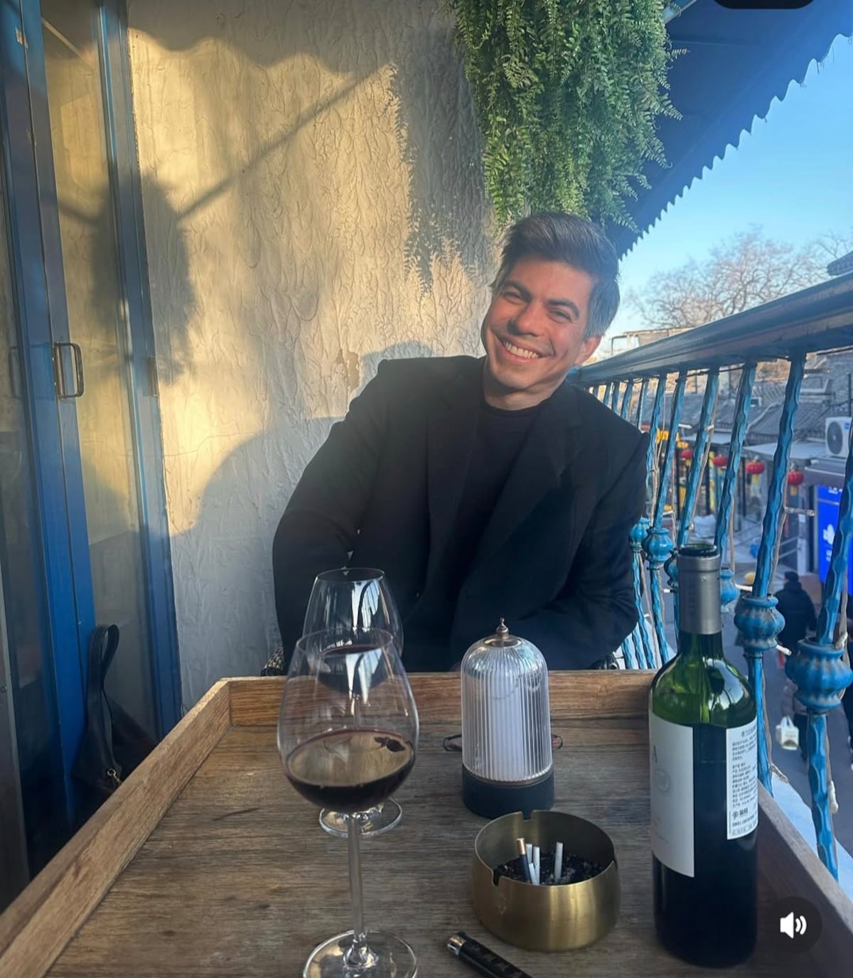 ‘El pintalabios, toque de rímel’. Ana Elisa Miranda, ex Canta Conmigo de 27 años, y Richard Morales, político de 43, gritan su amor desde China