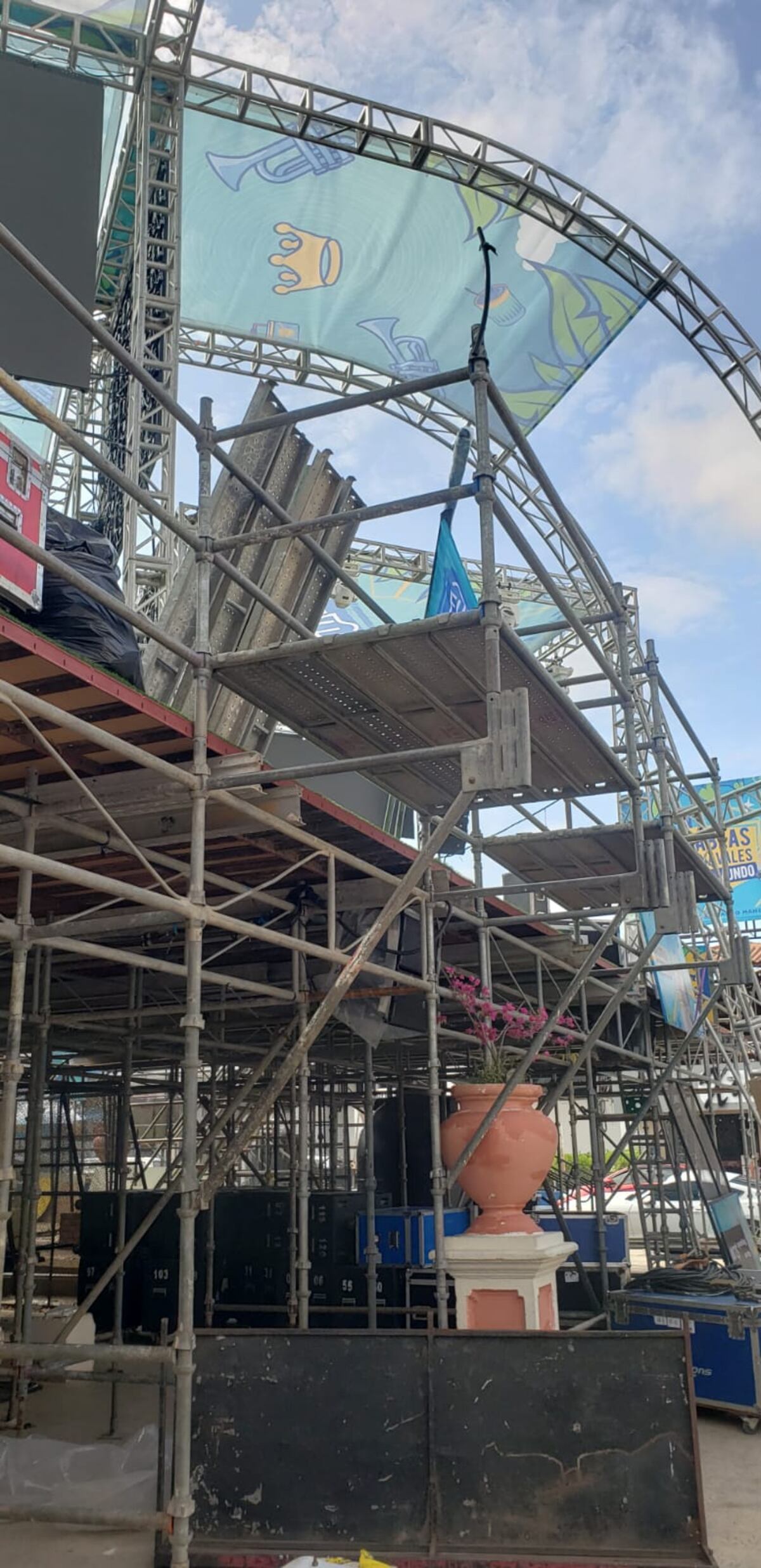 Así está la cosa. Ya comienzan a forrar con estructuras de metal el parque Belisario Porras de Las Tablas para los esperados carnavales