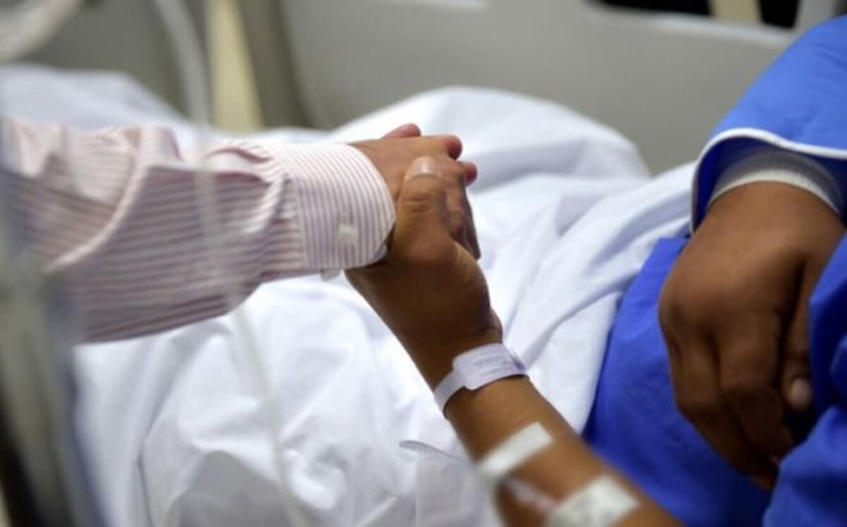 Hombre rocía gasolina a mujer y le prende fuego