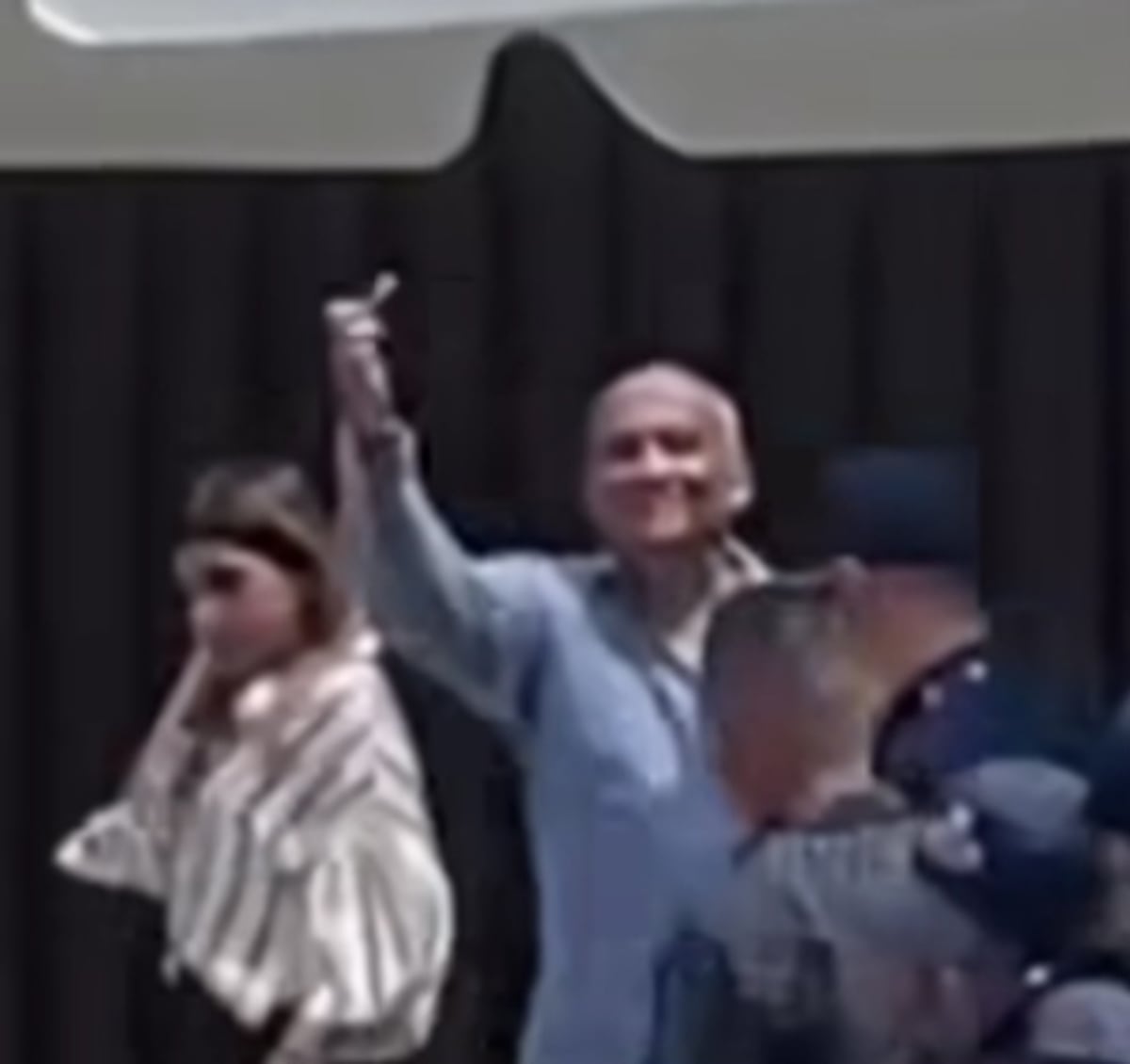 ¡Oye, pero que vulgar! Ministro de Ambiente le enseña el dedo a activistas