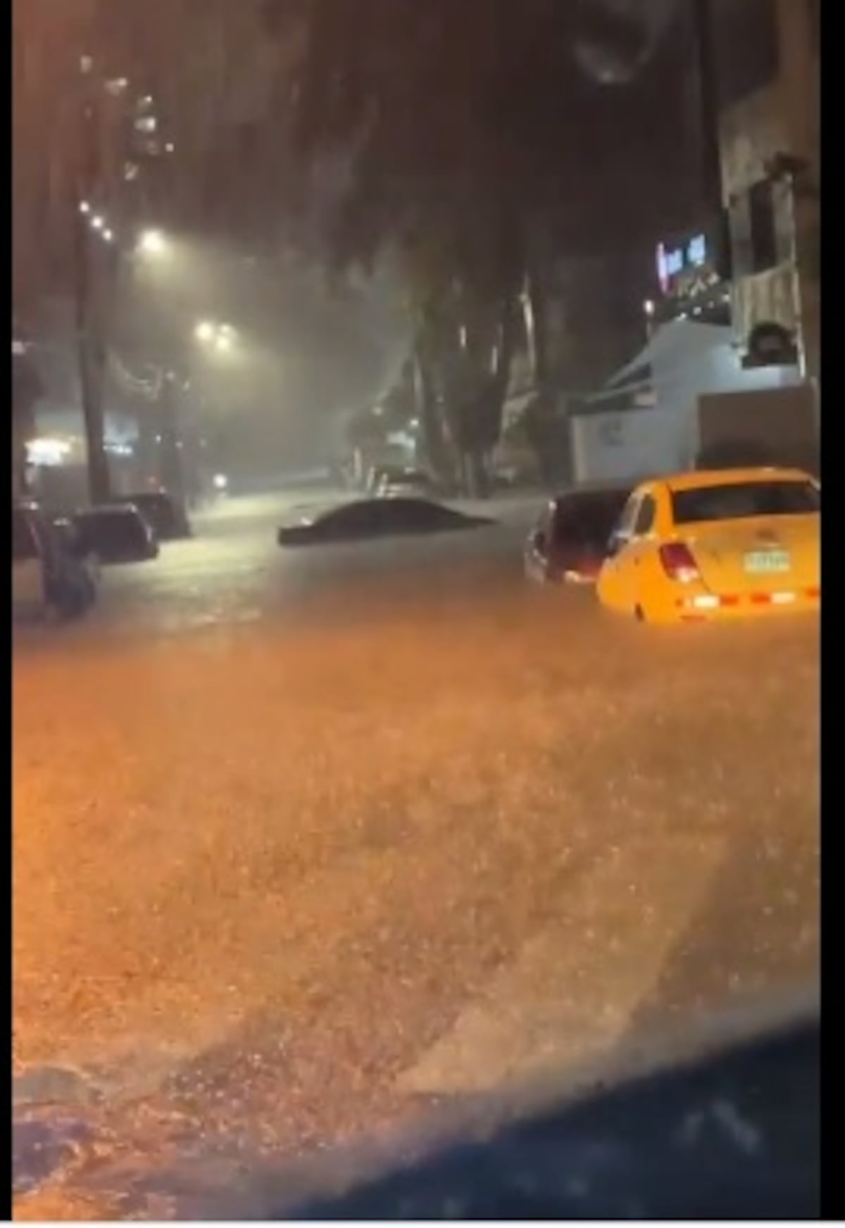 Qué aguacero. Fuerte lluvia dejó varios sectores inundados y sin luz. Videos