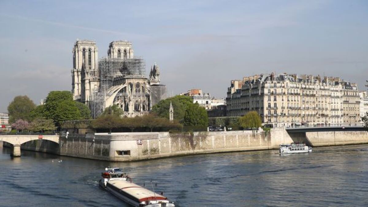 Bomberos evitaron que Notre Dame se quemara hasta cimientos