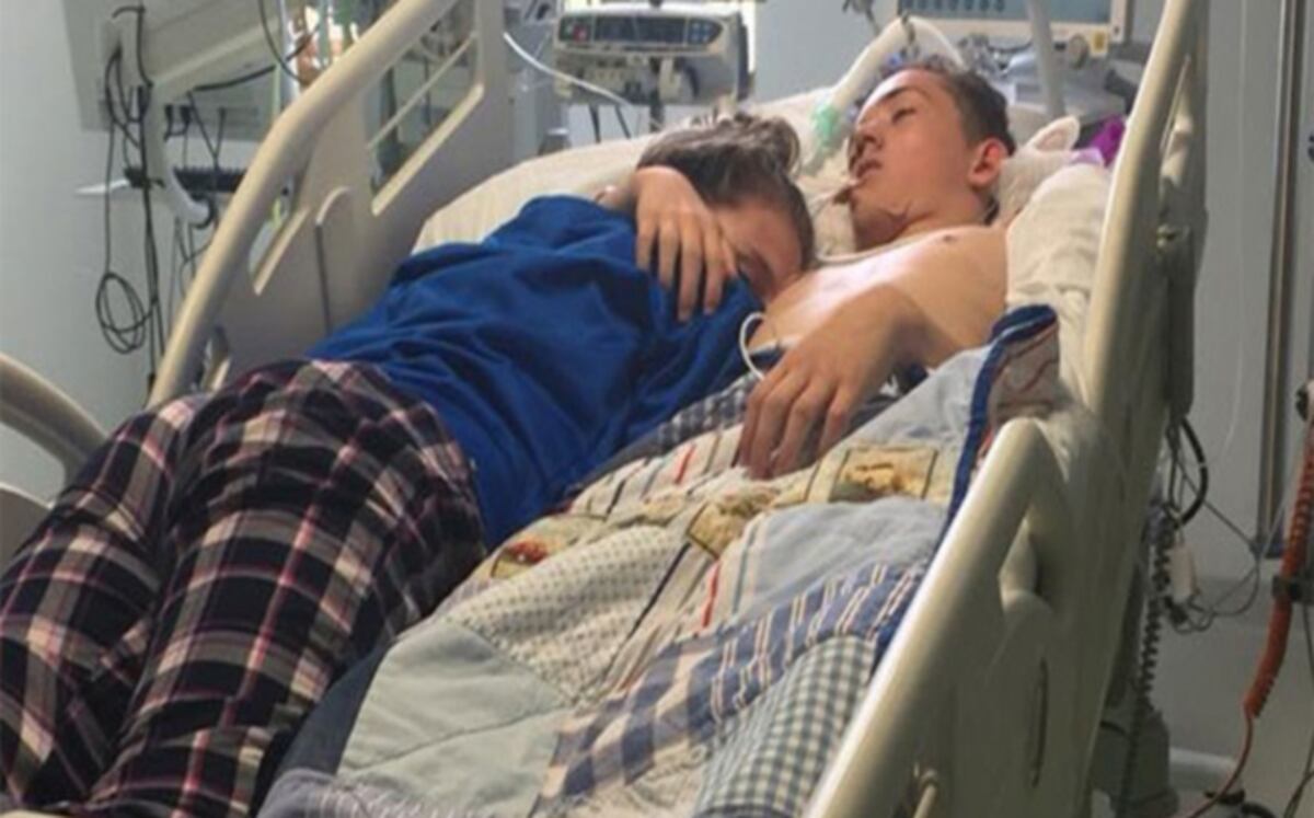 Se despide de su novio antes que lo desconecten del soporte vital