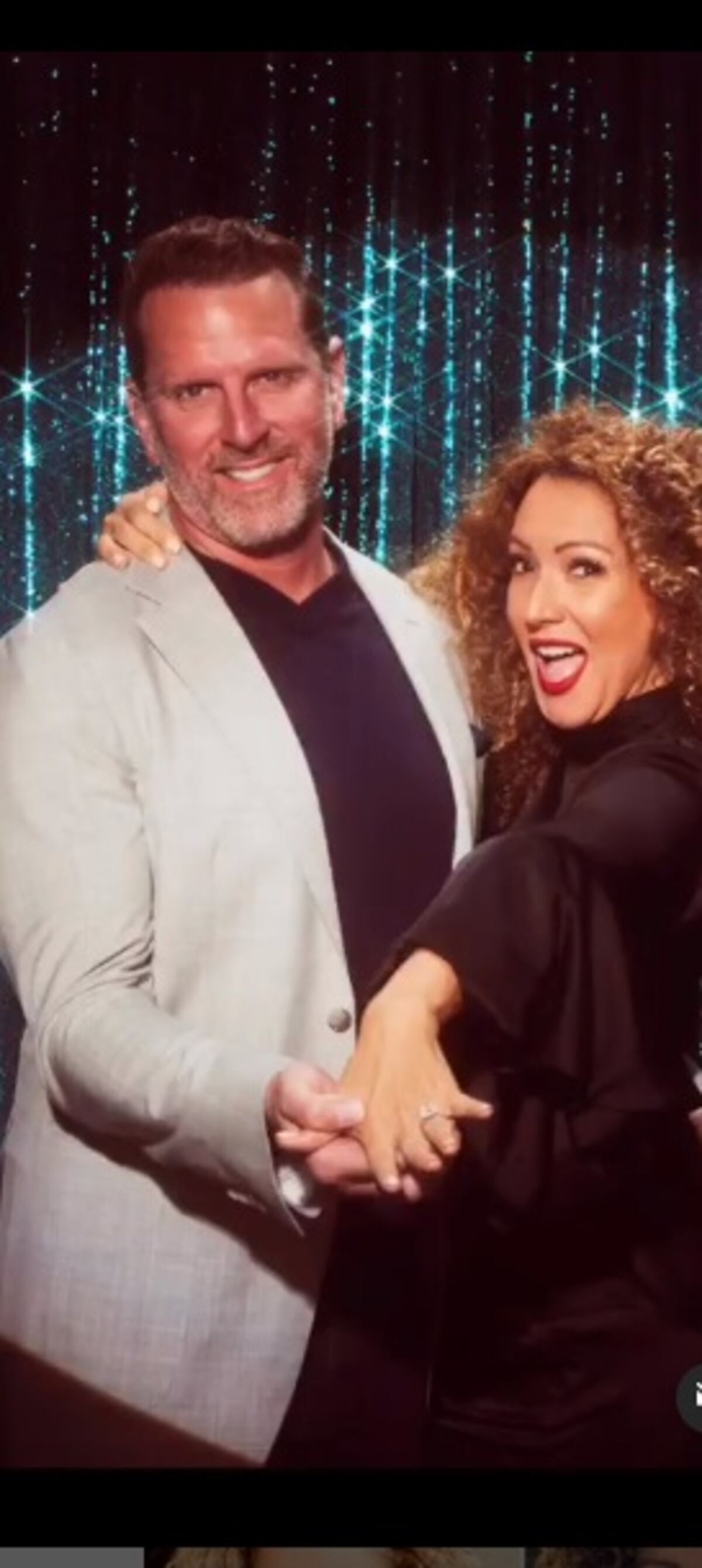 ‘Dije que sí'. A Erika Ender le piden la mano y muestra el anillo