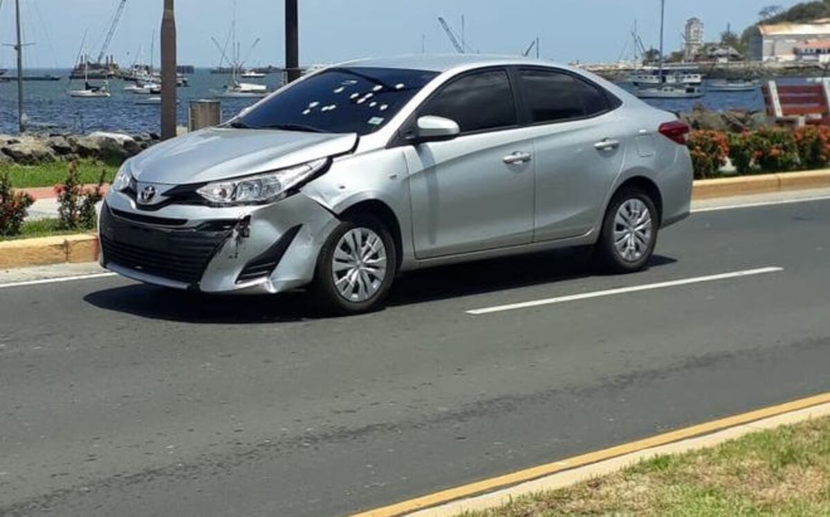 Balacera en la Calzada de Amador. Dos autos impactados