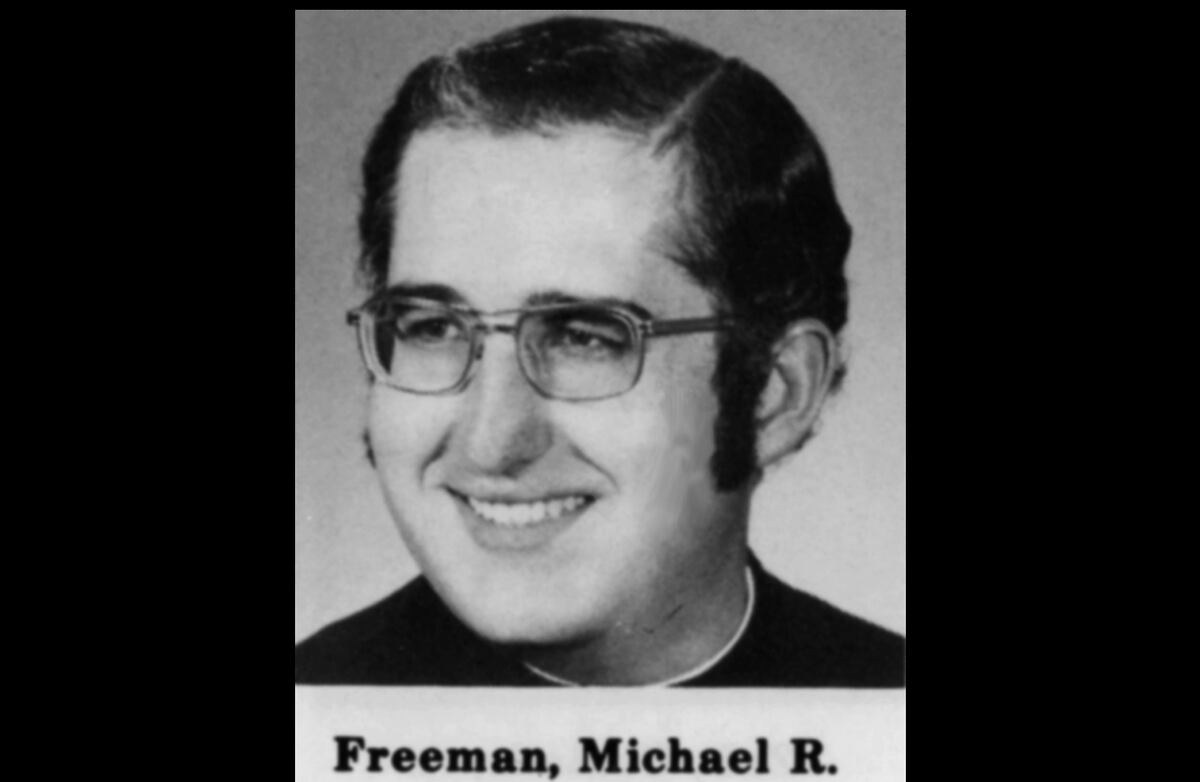 Sacerdote abusaba de menores con revólver en mano. Hombre da su testimonio