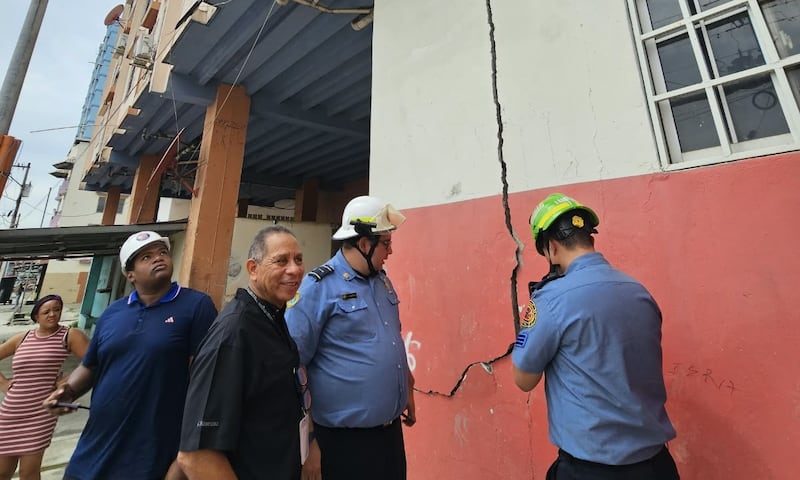 ¡Bomberos revisan edificios en El Chorrillo tras los sismos!