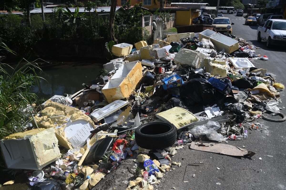 Qué porquería. Entre ‘buco’ de basura celebran Día de las Madres en San Miguelito. +Fotos