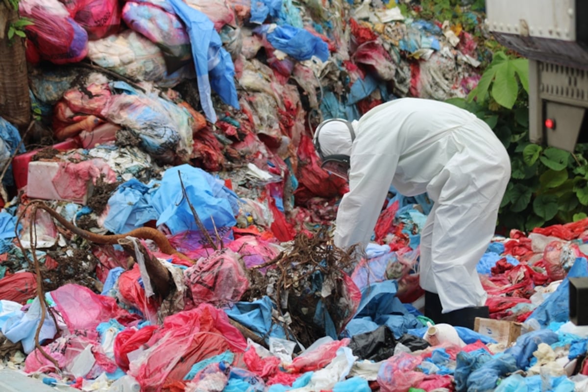 Ahogados en desechos hospitalarios, trasladan unos 47 mil kilos del hospital Raúl Dávila Mena en Changuinola