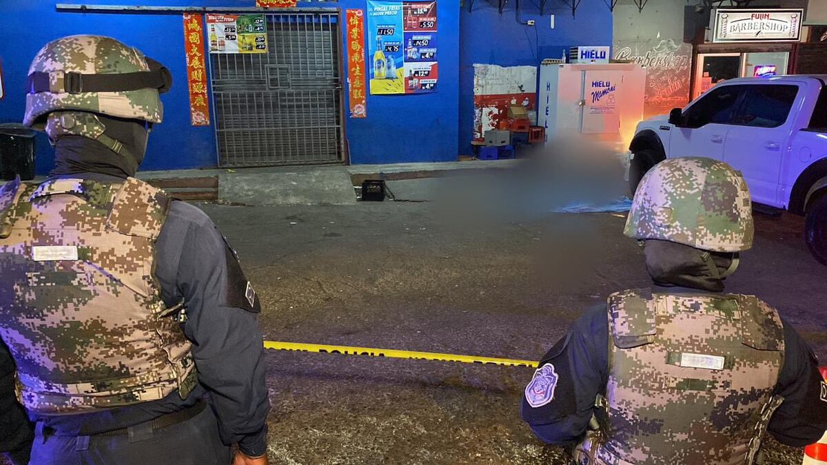 Video capta justo el momento del doble homicidio en una tienda en Pedregal. Buscan a pistoleros. Video