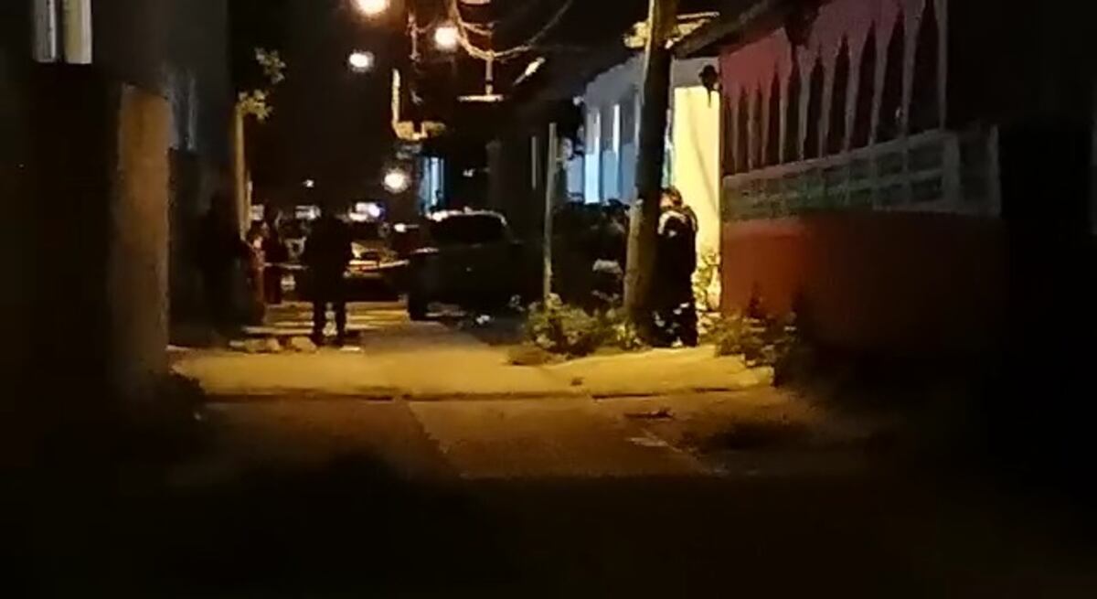 Pistolero llega corriendo, le mete varios tiros a un sujeto y escapa como llegó, en Torrijos Carter. Video