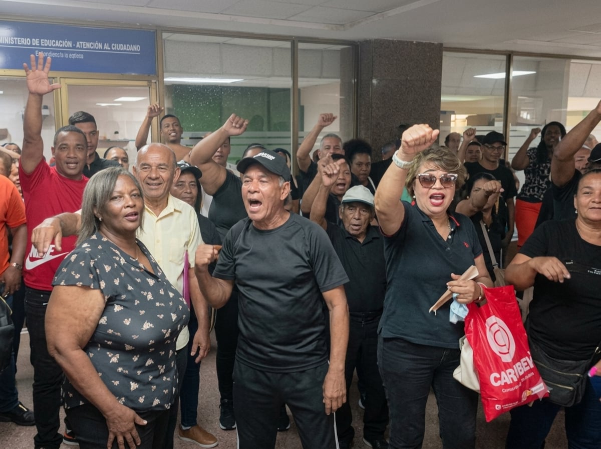 Ex-Funcionarios de la Alcaldía se agarran en las inmediaciones del edificio Hatillo por pago de prestaciones pendientes + VIDEOS