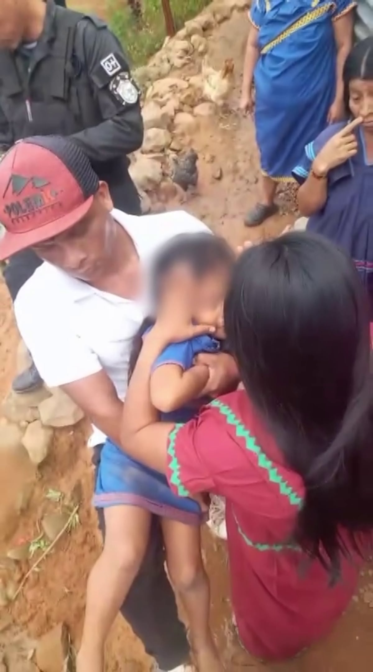 ‘Mami, te amo, déjame abrazarte’. Insólita situación con niños en la comarca Ngäbe causa indignación. Senniaf aclara que regresarán con su madre.