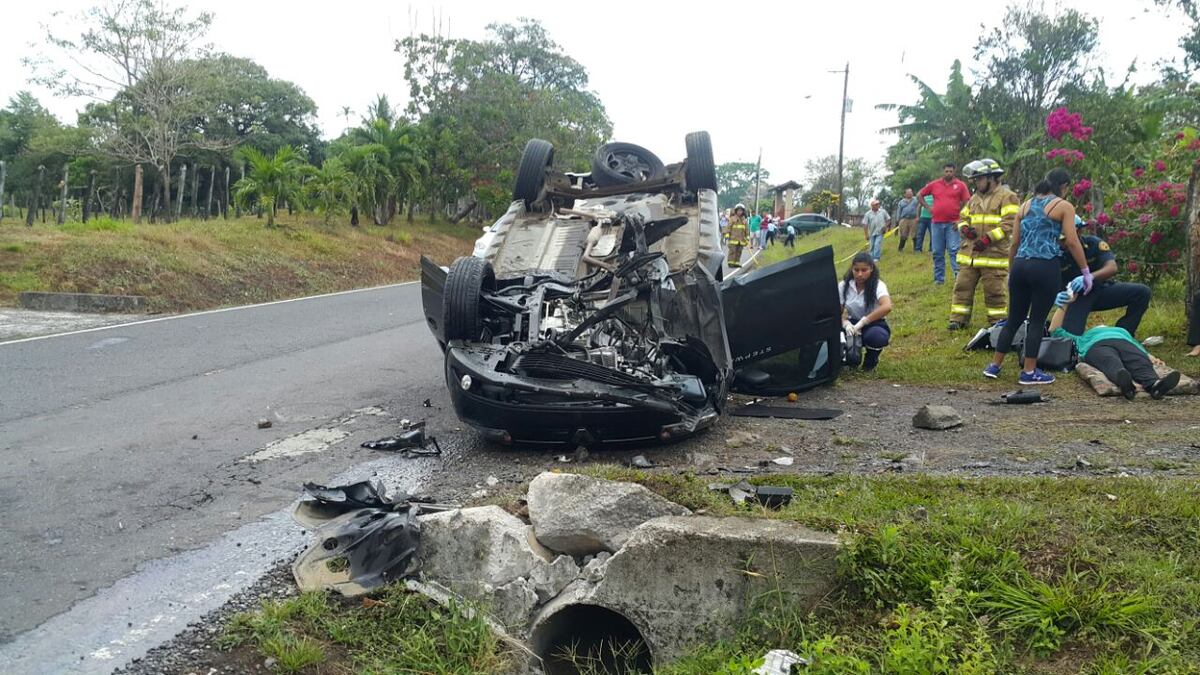 UNA VÍCTIMA FATAL Y TRES HERIDOS. En accidente de docentes que iban a la escuela