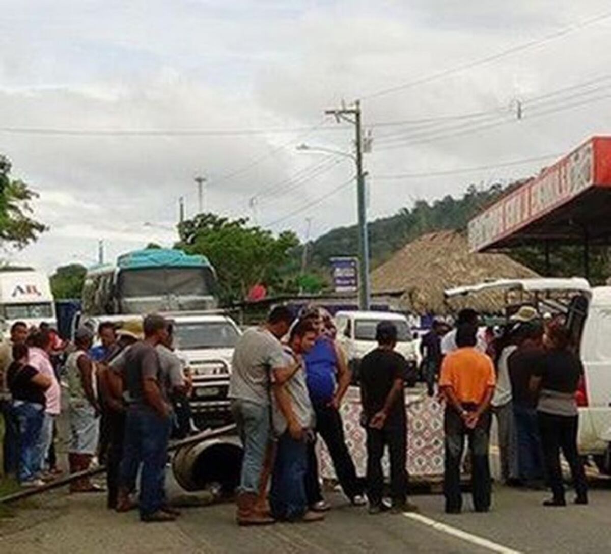 Se emberracan en Tortí, luego de llegar de sepelio del trovador