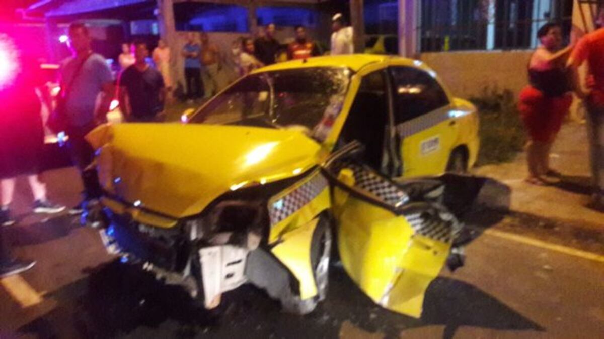  CON TODO Y CERCA. Taxi choca y se mete a una casa en Vacamonte