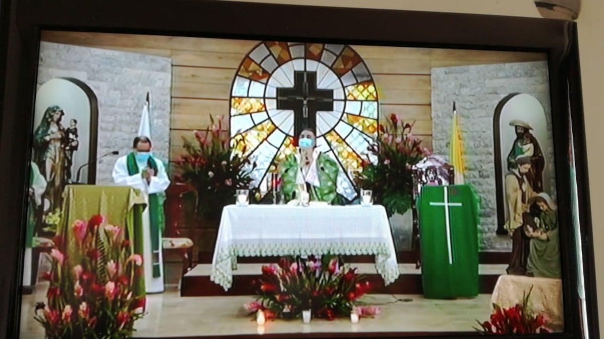 Que no cunda el pánico. ’El miedo paraliza’, dijo Ulloa por alto número de contagios de covid-19. Oró por los papás caídos en la pandemia