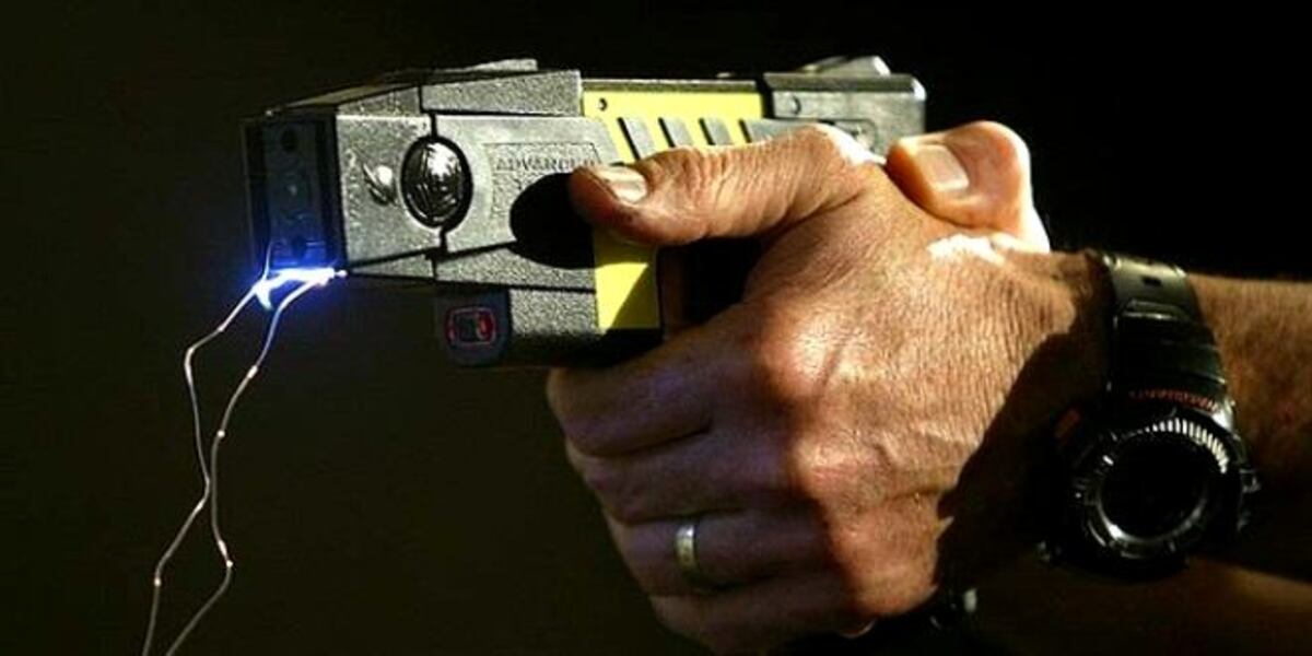 Hombre es atacado por un Policía con un taser mientras estaba sentado