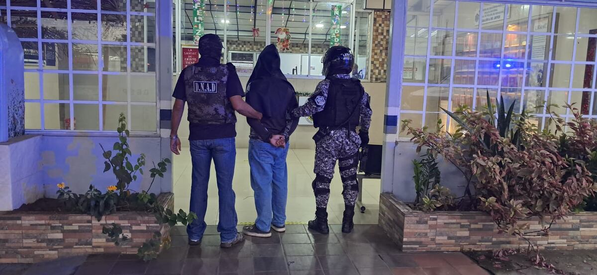 Dulces del delito: Cae joven con gomitas, aparatos y presunta droga en Santiago