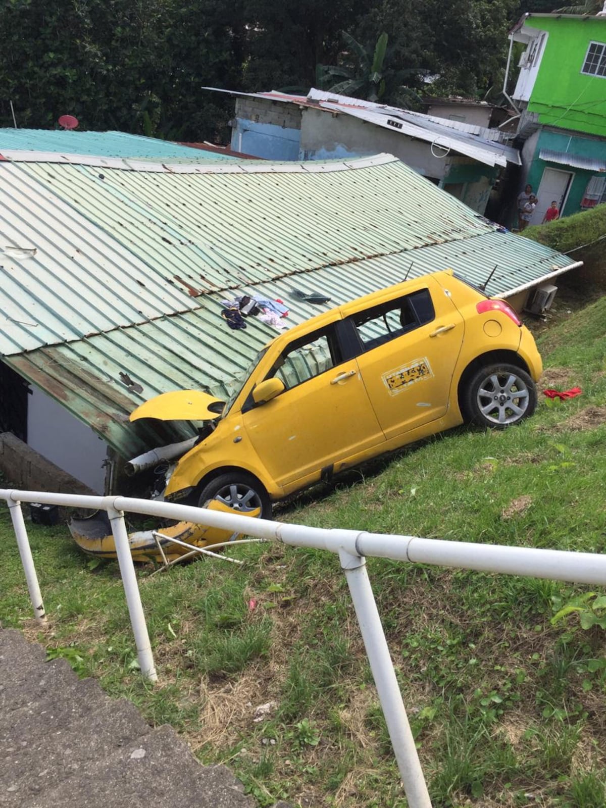 Taxi cae al vacío. Choca contra una casa. Hay heridos