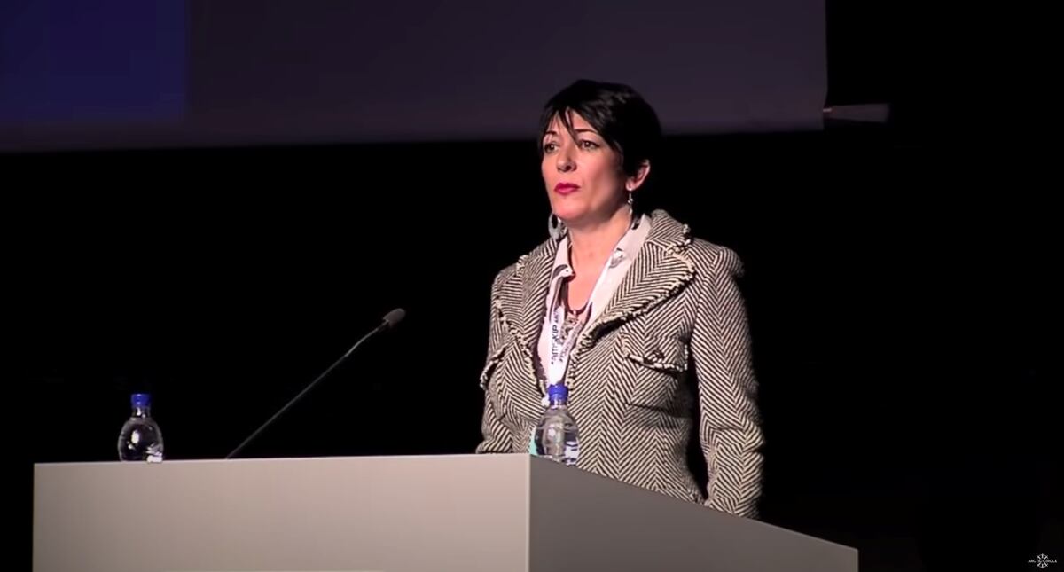 El dilema de la enigmática Ghislaine Maxwell, cómo evitar que una verdad incómoda emerja de la oscuridad