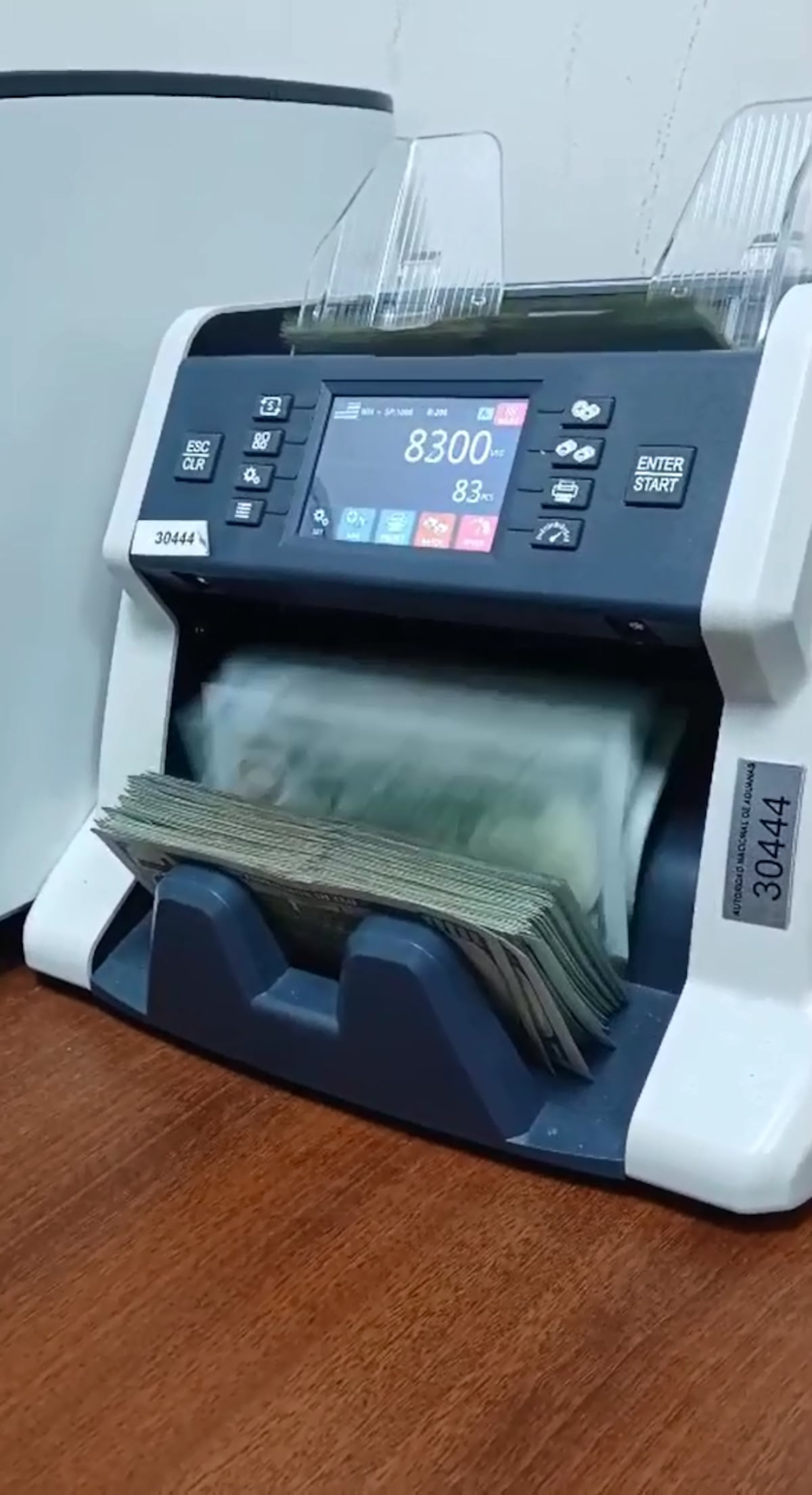 Traía 16 mil escondidos: Cubana cae con dinero encima y otros ocultos en sus partes íntimas en Panamá Pacífico