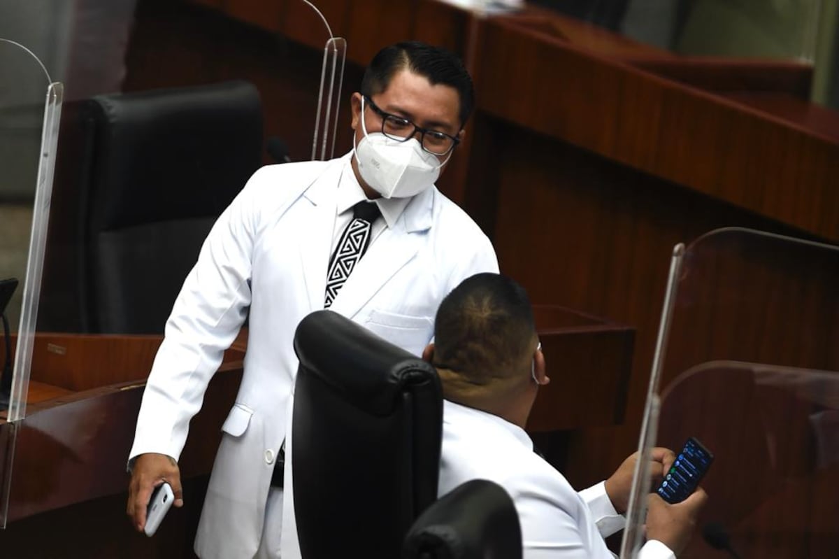 Arquesio Arias reaparece en la Asamblea tras ser declarado ‘no culpable’ por abusos en Guna Yala