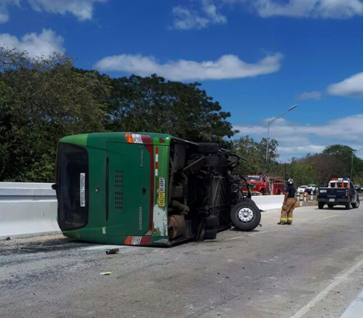 ¡SUSTO GRANDE! Bus se vuelca en el cruce de Ocú; hay 15 heridos