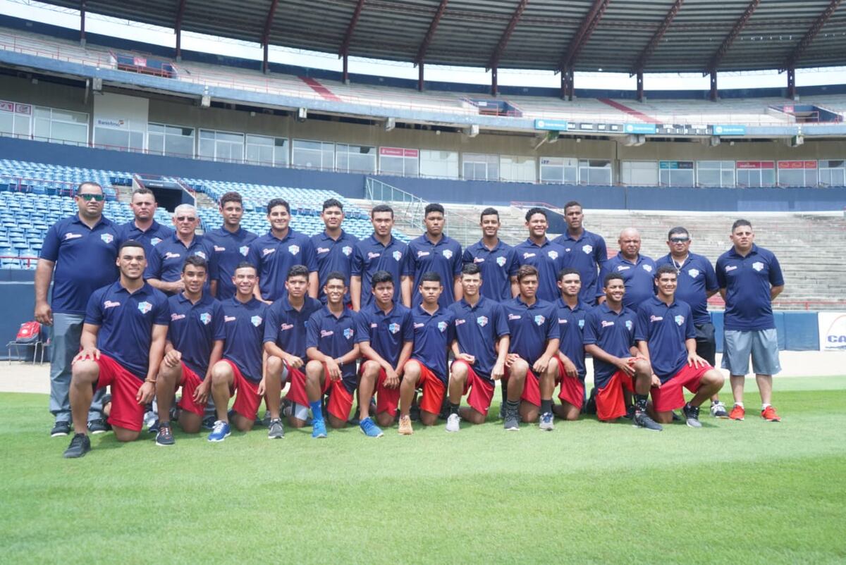 Selección U-15 es abanderada. Video