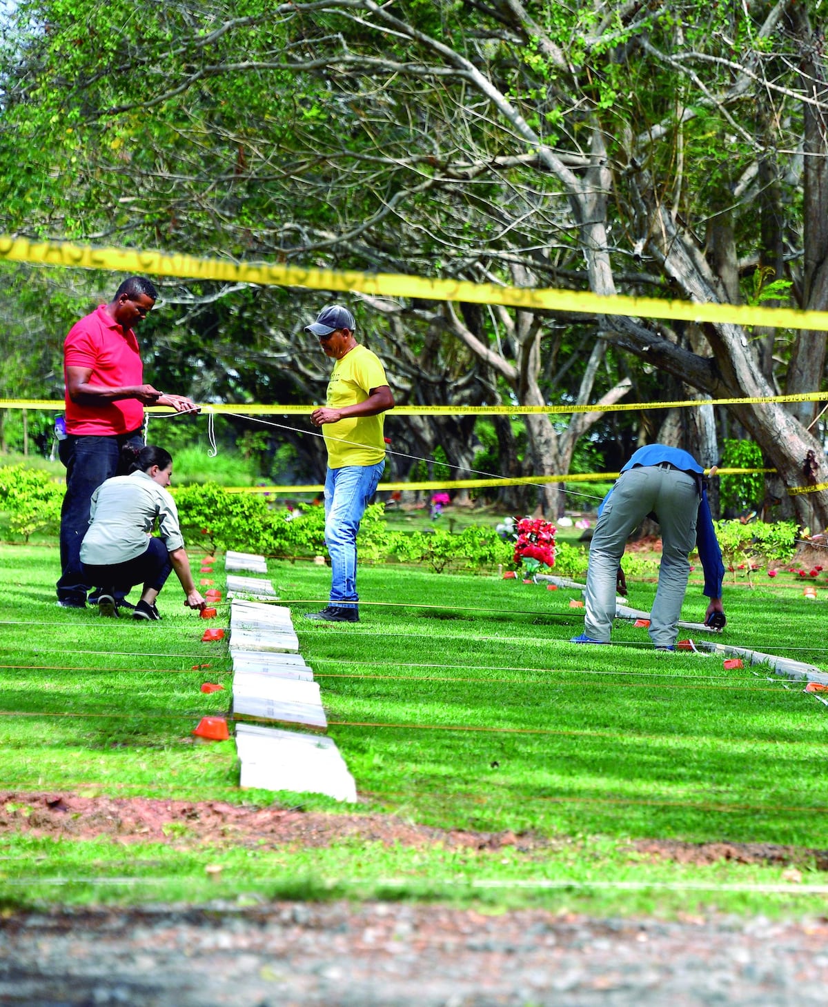 Buscan identificar víctimas de la invasión sepultadas en fosas comunes. Foto y Video